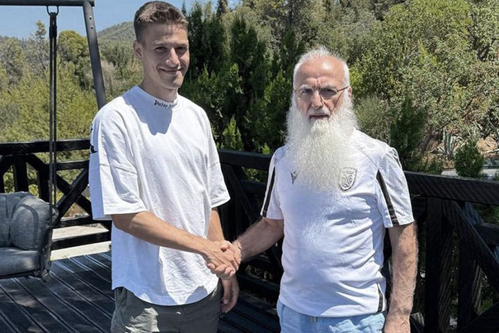 Κωνσταντέλιας, ΠΑΟΚ: Η ιστορική χειραψία ανάμεσα σε “Ντέλια” και Σαββίδη μετά την επέκταση συμβολαίου μέχρι το 2029