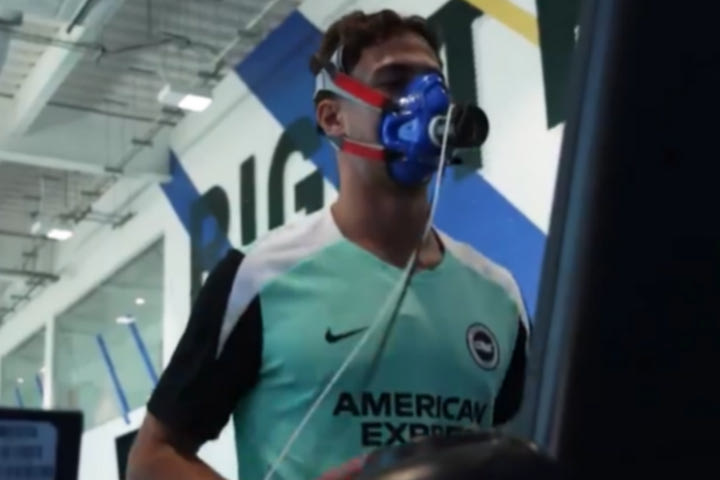 Κωστούλας: Οι πρώτες στιγμές του Μπάμπη στην καλοκαιρινή προετοιμασία της Μπράιτον, πέρασε από εργομετρικές εξετάσεις