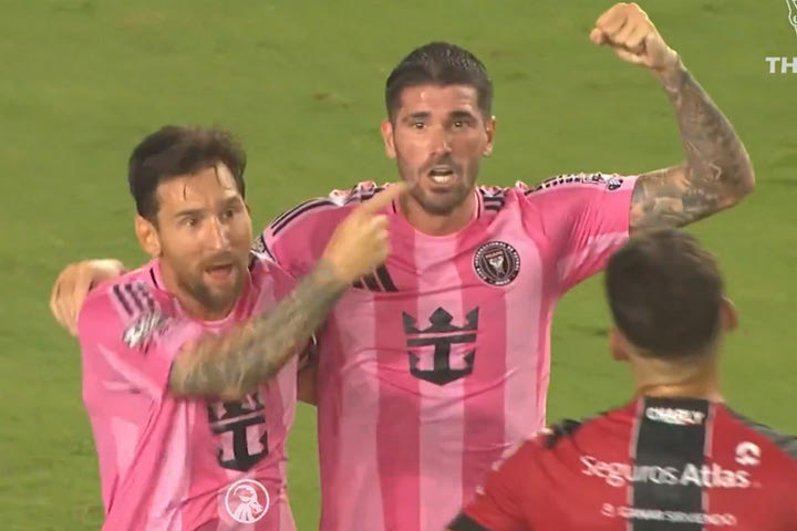 Μέσι: Πανηγύρισε έξαλλα μπροστά στο πρόσωπο παίκτη της Άτλας και για συγγνώμη του έδωσε τη φανέλα του μετά το ματς