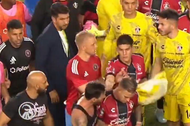 Μέσι: Παίκτης της Άτλας επιχείρησε να του ρίξει σφαλιάρα, τον πρόλαβε και τον απομάκρυνε ο bodyguard του