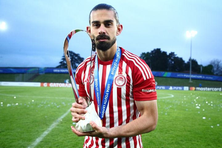 Ελλάς Σύρου: Πολύ κοντά στον Νικόλα Χρήστου, εκ των αρχηγών του Ολυμπιακού στην κατάκτηση του Youth League