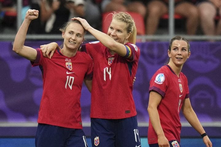 Women’s Euro 2025: Η Χάνσεν έδωσε τη νίκη-πρόκριση στη Νορβηγία, η Ελβετία πανηγύρισε το τρίποντο και θα παίξει τα ρέστα της με τη Φινλανδία