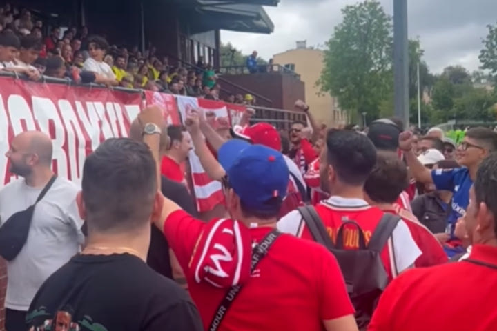 Ολυμπιακός: Η υπέροχη ατμόσφαιρα από τους οπαδούς των ερυθρολεύκων στο φιλικό με τη Νόριτς