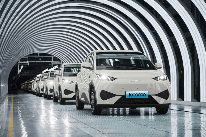 Η BYD κάνει ρεκόρ: Γιορτάζει την παραγωγή 1.000.000 Dolphin Surf