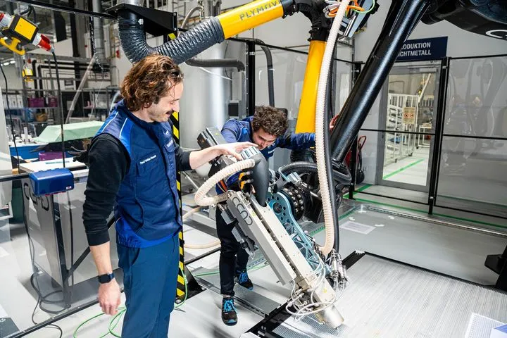 Η ανακύκλωση σε άλλο επίπεδο από το BMW Group- 12 τόνοι απορριμάτων κάθε χρόνο παίρνουν νέα ζωή στην παραγωγή