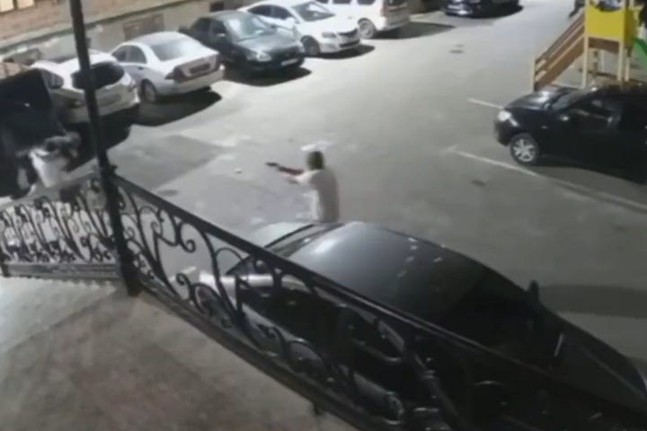 Ο μαχητής του ΜΜΑ Τιμούρ Χιζρίεφ δέχτηκε ένοπλη επίθεση έξω από την οικία του από κουκουλοφόρους, σοκαριστικό VIDEO