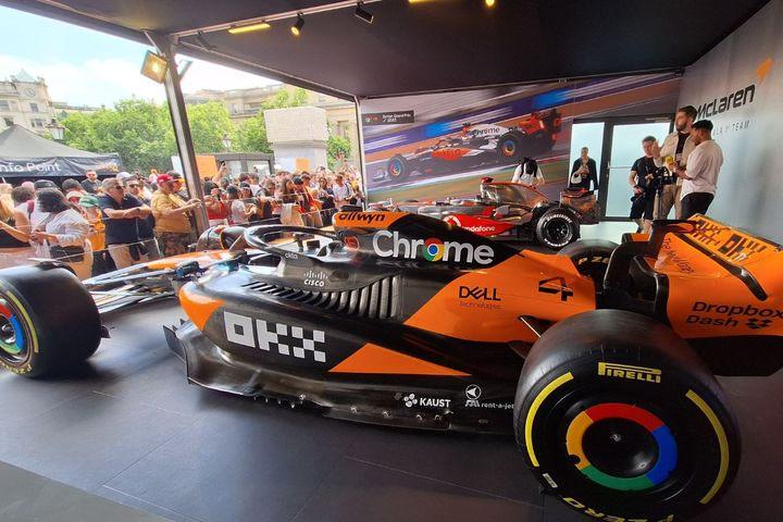 McLaren και Allwyn «έβαψαν» πορτοκαλί την Trafalgar Square