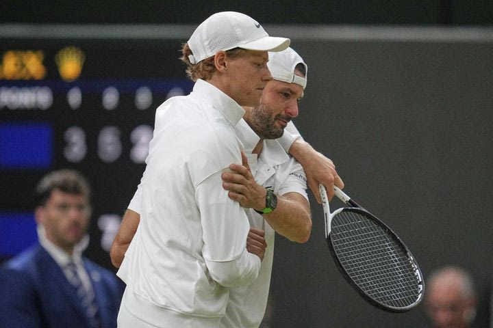 Σίνερ – Ντιμιτρόβ: Ο Βούλγαρος αποχώρησε τραυματίας από πέμπτο σερί Grand Slam και o Ιταλός  προκρίθηκε στα προημιτελικά του Wimbledon