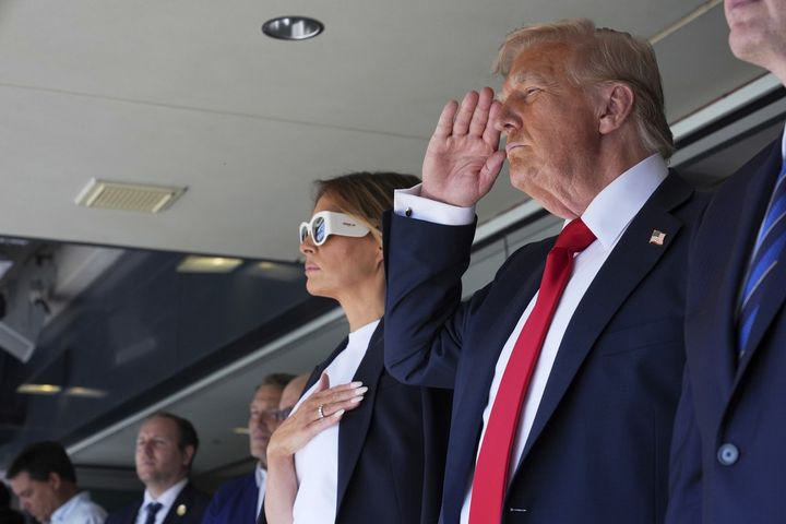 Τσέλσι – Παρί: Ο στρατιωτικός χαιρετισμός του Τραμπ κατά την ανάκρουση του εθνικού ύμνου των ΗΠΑ στον τελικό του Παγκοσμίου Κυπέλλου Συλλόγων