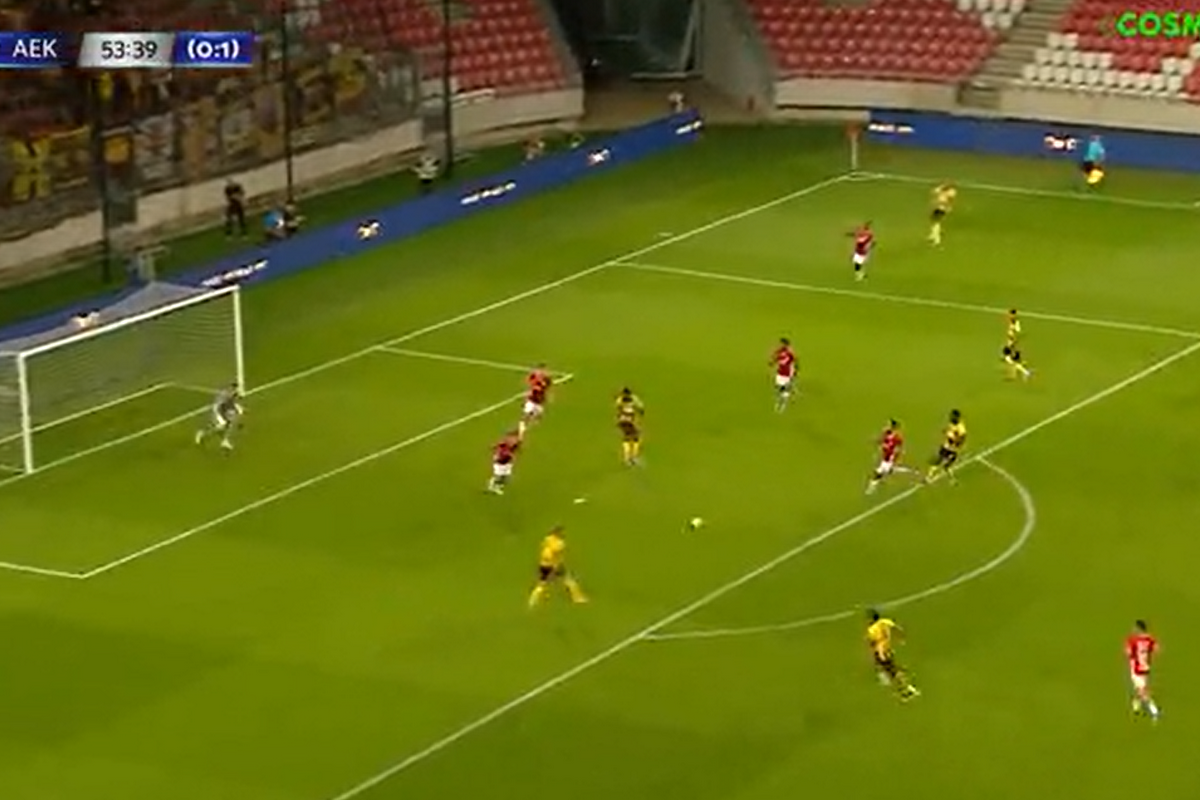 Εξαιρετική ανάπτυξη παιχνιδιού της ΑΕΚ, ο Γκατσίνοβιτς από πλεονεκτική θέση έστειλε την μπάλα άουτ
