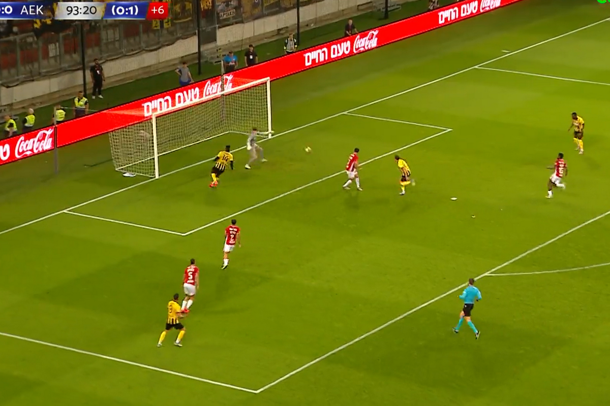Μεγάλη ευκαιρία για την ΑΕΚ να προηγηθεί με τον Λιούμπισιτς στις καθυστερήσεις, η μπάλα κόντραρε πάνω σε αμυντικό και κατέληξε κόρνερ