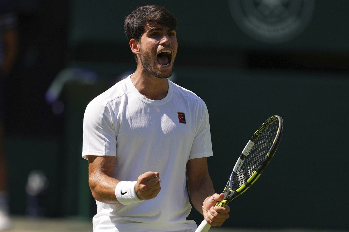 Ο Κάρλος Αλκαράθ πανηγυρίζει απέναντι στον Τέιλορ Χάρι Φριτς