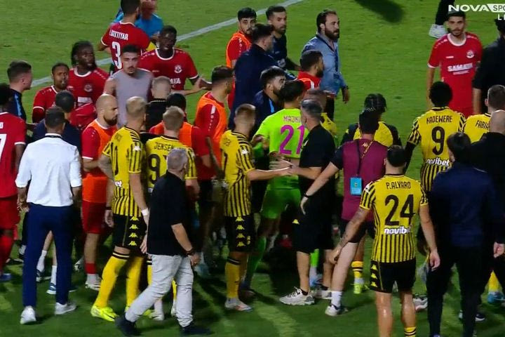Άρης – Αράζ: Ένταση, διαπληκτισμοί και κόκκινη κάρτα στο τέλος του αγώνα