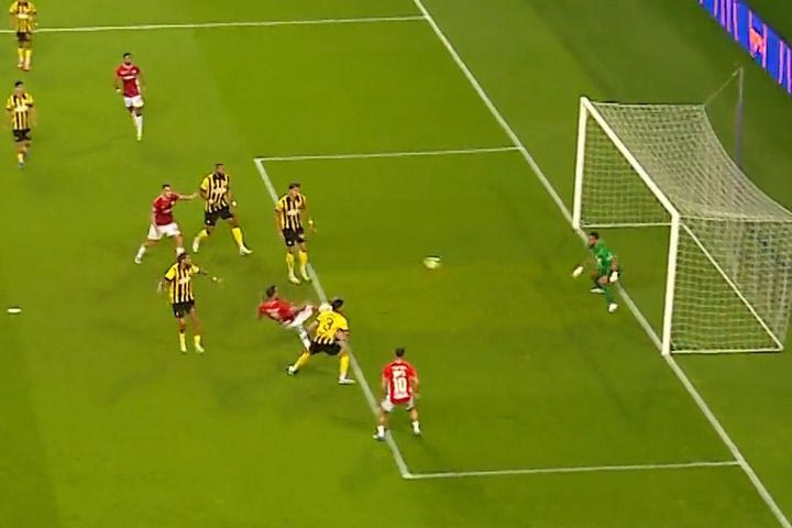 Επικίνδυνη στιγμή για την ΑΕΚ, η μπάλα σταμάτησε στο δοκάρι στο 47′, μετά από κεφαλιά του Πέρετζ