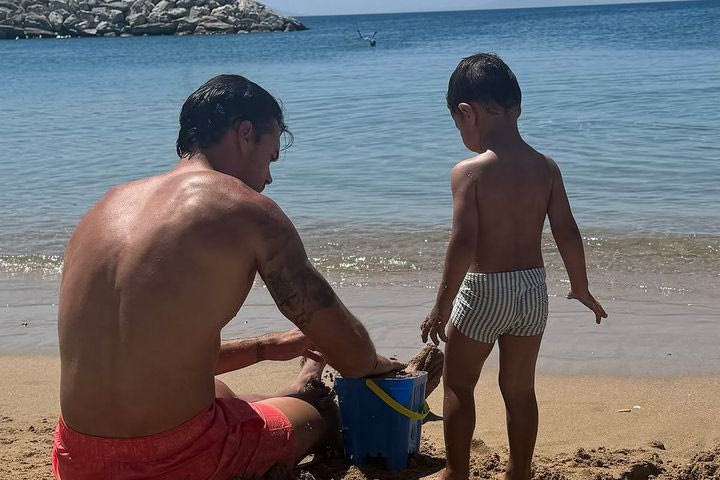 Ο Μποτία χτίζει κάστρα στην άμμο μαζί με τον γιο του και η Φουρέιρα τους απαθανάτιζει