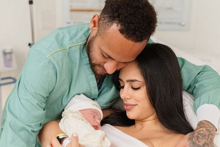 Νεϊμάρ και Μπρούνα αγκαλιά με τη νεογέννητη κόρη τους, ο Βραζιλιάνος απέκτησε το τέταρτο παιδί του