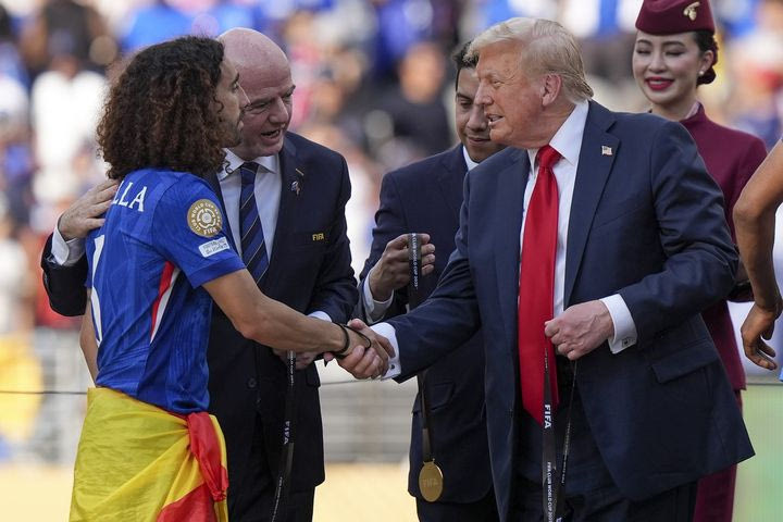 Κουκουρέγια για την απονομή στο Παγκόσμιο Κύπελλο Συλλόγων: “Τρομοκρατημένος από τον Τραμπ, ουδείς είχε το θάρρος να του πει κάτι”