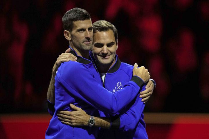 Η αγκαλιά του Νόβακ Τζόκοβιτς στον Ρότζερ Φέντερερ