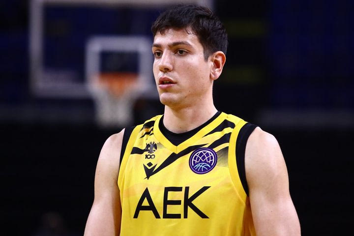 Φλιώνης: “Θα συνεχίσω να δίνω ό,τι έχω για να φτάσει η ΑΕΚ εκεί που πάντα της αξίζει, στην κορυφή”