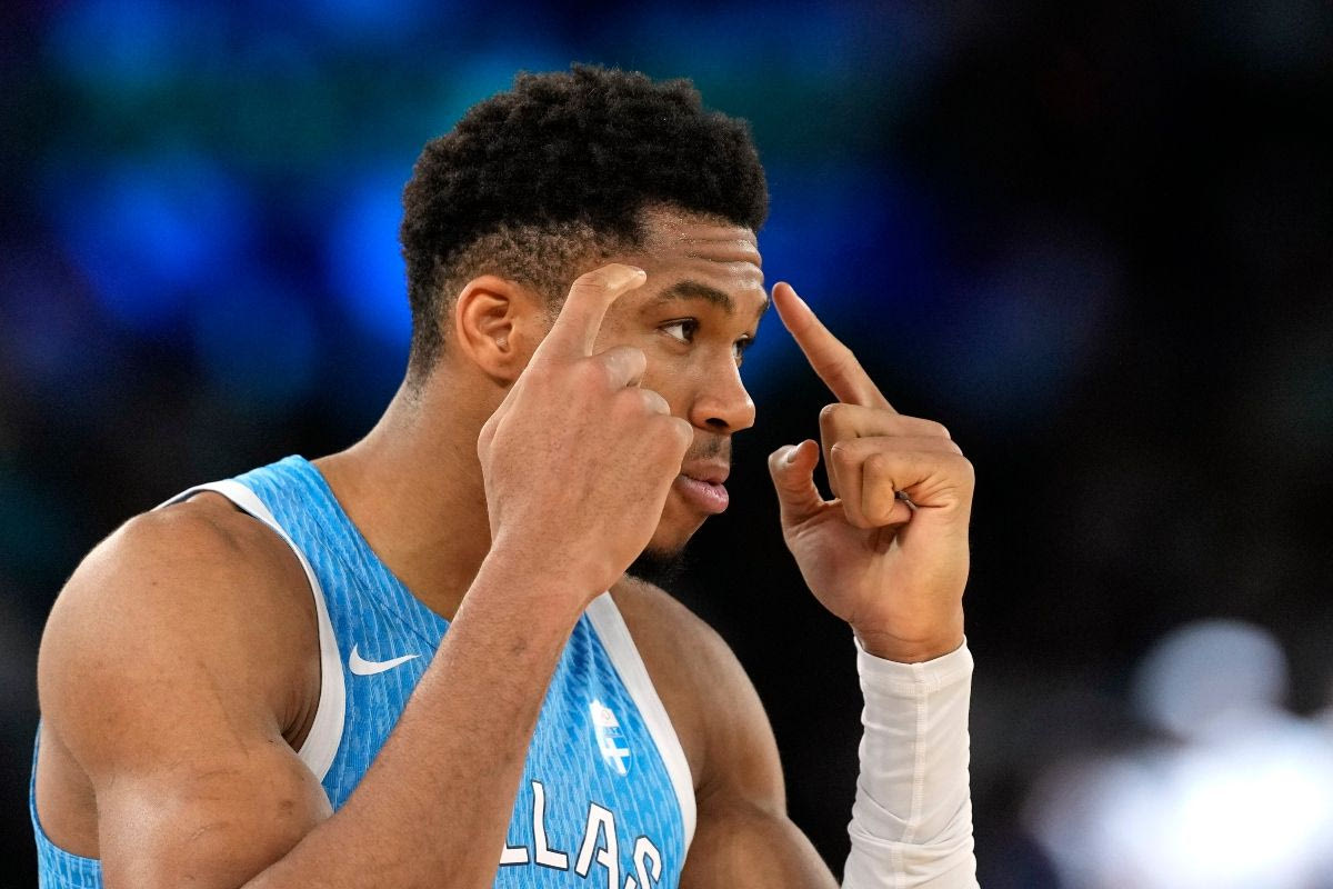 Ο Γιάννης Αντετοκούνμπο με τη φανέλα της Εθνικής Ομάδας