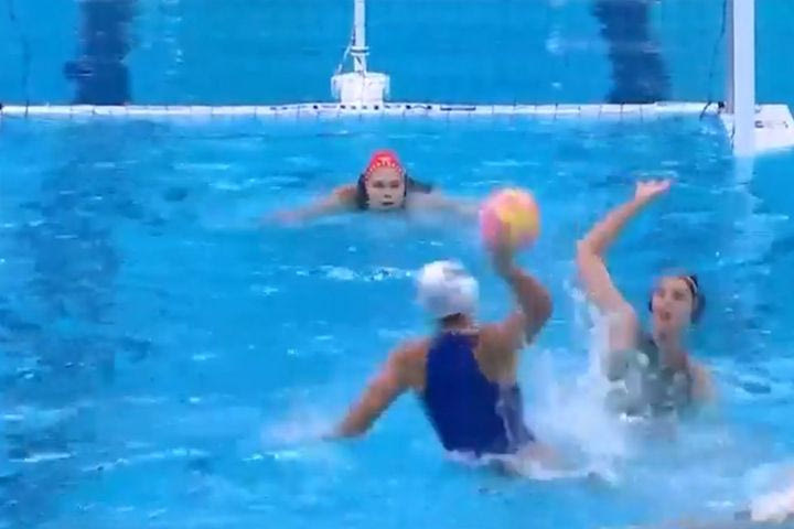 Εθνική πόλο γυναικών: Τρομερή buzzer beater βολίδα από την Σάντα στο τέλος του τρίτου δεκαλέπτου για το 10-6