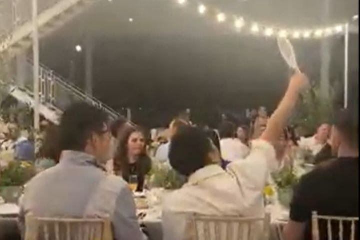 Τρελάθηκε ο Αντετοκούνμπο βλέποντας τον Σιάο να χτυπάει όλες τις δημοπρασίες: “Φίλε μου κατέβασε το χέρι, μην πάρεις όλα τα αντικείμενα”: