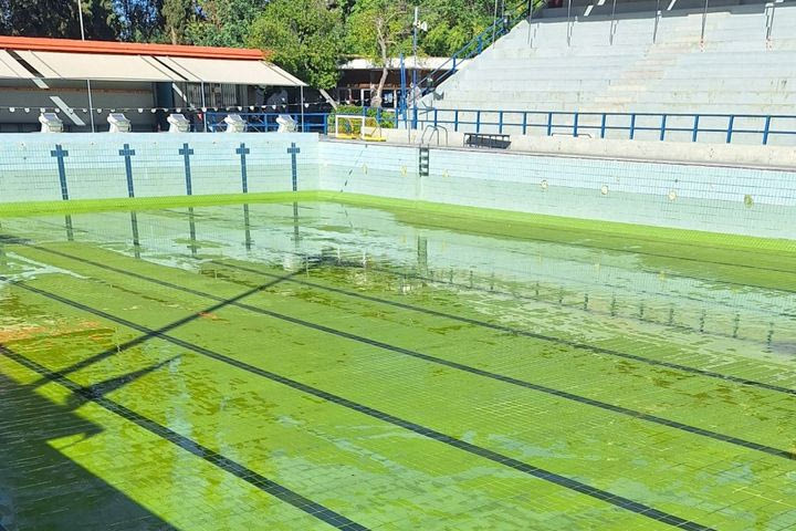 To νερό έφυγε αλλά το Ιλίσιο Κολυμβητήριο παρέμεινε πράσινο