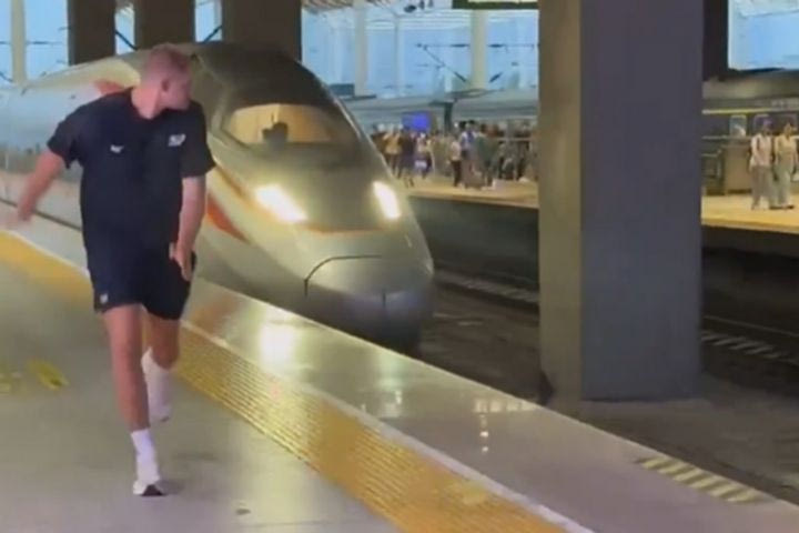 Επικός Γιόκιτς στην Κίνα: “Αναμετρήθηκε” με τρένο υψηλής ταχύτητας και ξέσπασε σε γέλια
