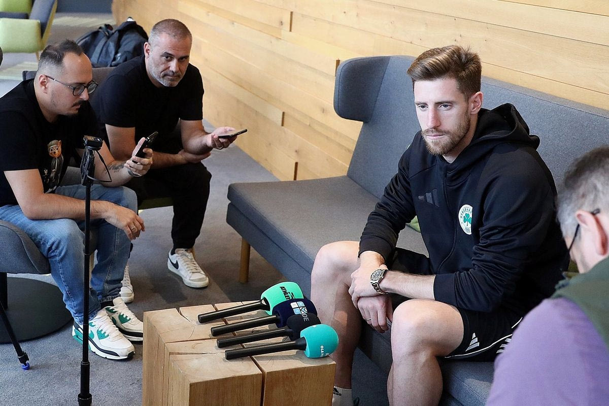 Ο Γιώργος Κυριακόπουλος με τους απεσταλμένους των ελληνικών ΜΜΕ