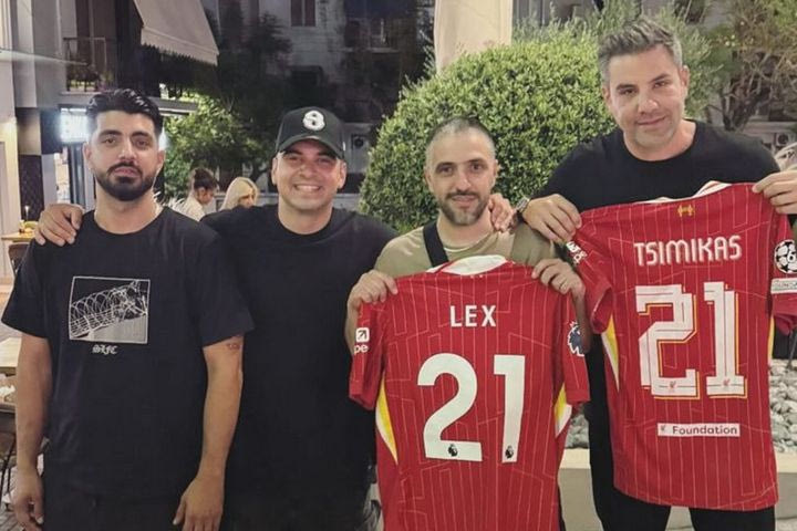 Τσιμίκας: Ο ΛΕΞ με φανέλα της Λίβερπουλ και το νούμερο του Έλληνα
