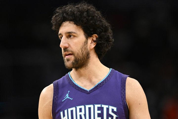 Μίτσιτς: Ο ιδιοκτήτης της Χάποελ Τελ Αβίβ υποδέχθηκε τον Σέρβο με ένα κόκκινο βάζο