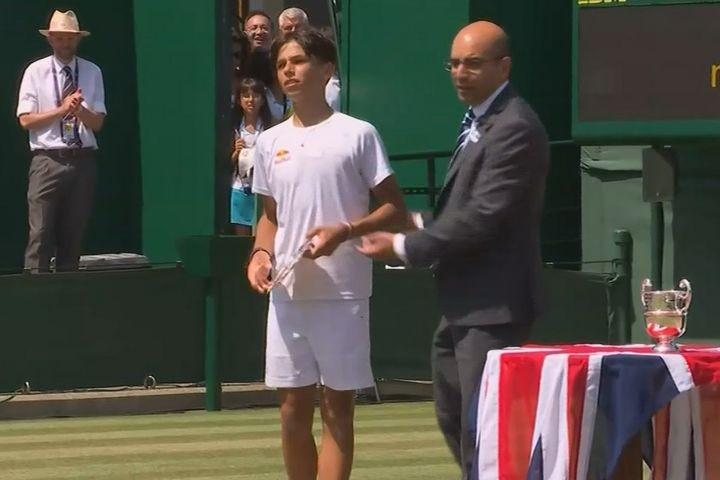 Wimbledon U14: Η στιγμή που ο Παγώνης παραλαμβάνει το βραβείο για τη δεύτερη θέση