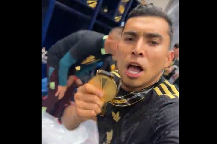 Ο Πινέδα τρόλαρε τον Αγκίρε κι εκείνος τού απάντησε με σηκωμένο δάχτυλο: “Χορεύοντας με τον γέρο”