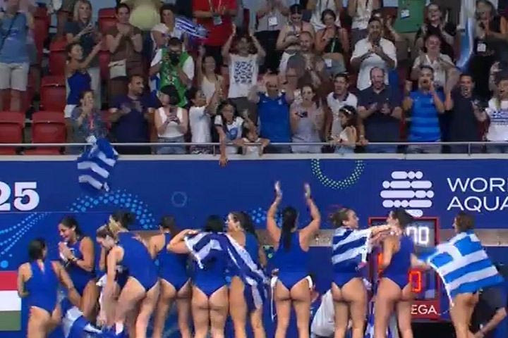 Εθνική πόλο γυναικών: Ένα με τον κόσμο οι παγκόσμιες πρωταθλήτριες, τρομερές εικόνες