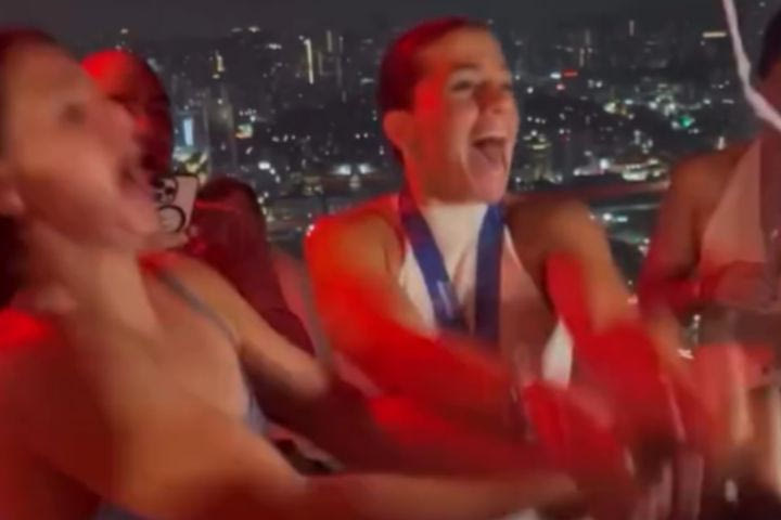 Πρωταθλήτριες κόσμου και στο γλέντι τα χρυσά κορίτσια της Εθνικής πόλο: Το πάρτι στο κορυφαίο bar της Σιγκαπούρης