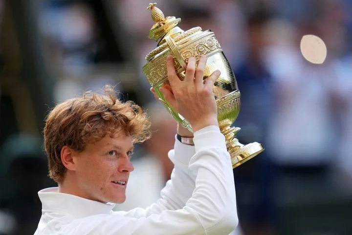 Ο Γιανίκ Σίνερ σηκώνει το πρώτο του Wimbledon