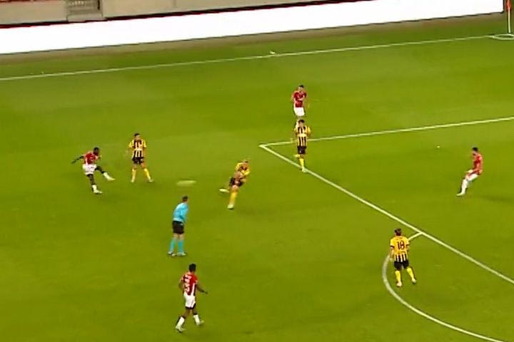 Κίνδυνος για την ΑΕΚ με το μακρινό σουτ του Κάνγκουα να  περνάει διπλα από το δοκάρι του Στρακόσα