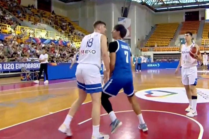 Ένταση με Σπάρταλη και αντιαθλητικό φάουλ στην Τσεχία