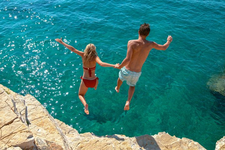 Πόση ώρα μετά το φαγητό επιτρέπεται να μπεις στη θάλασσα – Το αιώνιο καλοκαιρινό δίλημμα