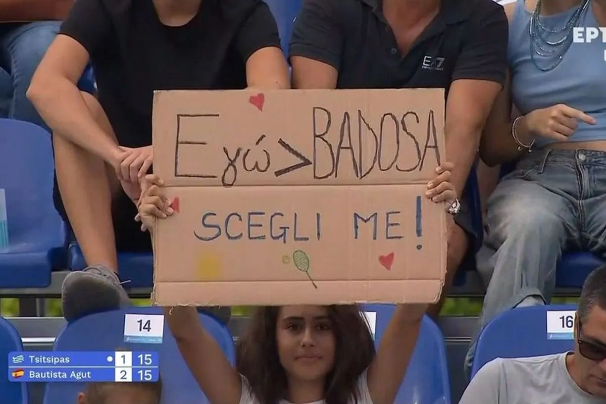 Τρέλα για Τσιτσιπά στην Ιταλία: Θαυμάστρια σήκωσε επικό πλακάτ για να τραβήξει το ενδιαφέρον του Έλληνα τενίστα