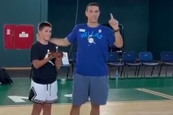Η τούρτα γενεθλίων στον Νίκο Ζήση στην προπόνηση της Εθνικής