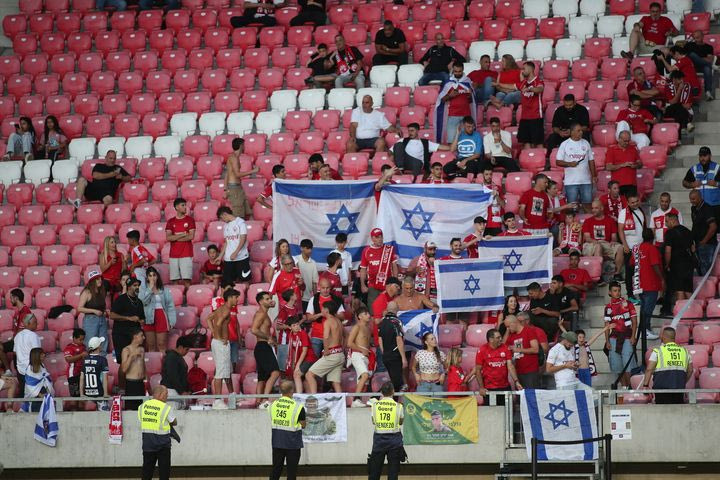 Οι φίλοι της Χαποέλ Μπερ Σεβά με σημαίες του Ισραήλ