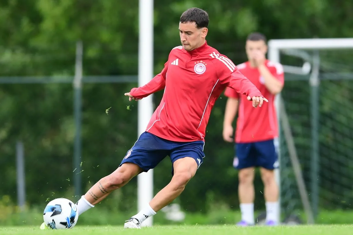 O Έσε με τη φανέλα του Ολυμπιακού