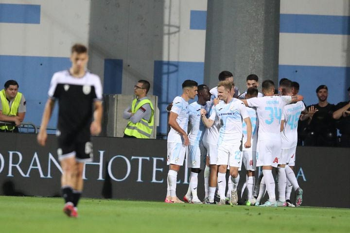 Ο Μέναλο άνοιξε το σκορ για τη Ριέκα με κεφαλιά, νικώντας τον Οζντόεφ στον αέρα