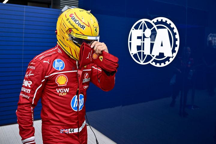 Απίστευτο ξέσπασμα του Χάμιλτον: “Είμαι απλώς άχρηστος, η Ferrari χρειάζεται να αλλάξει οδηγό”