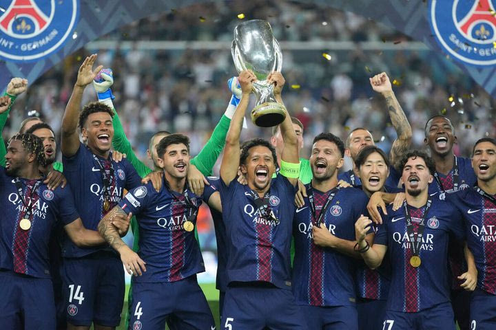 Η απονομή του Super Cup στη θριαμβεύτρια Παρί Σεν Ζερμέν