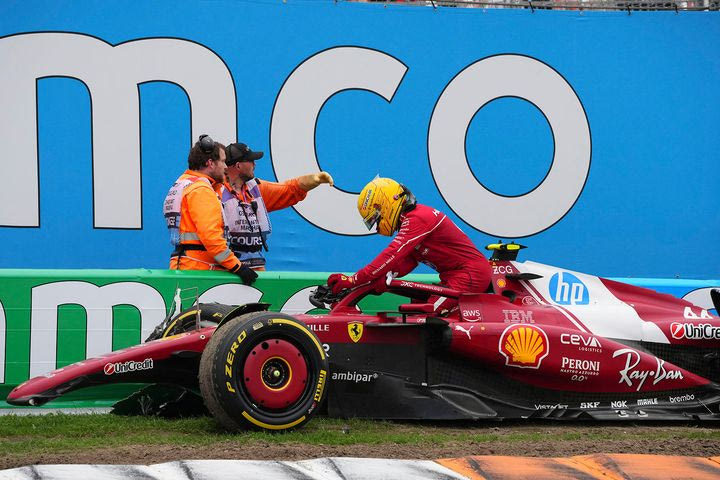 Αινιγματικός ο Χάμιλτον: “Ασυνήθιστο να μην τερματίζω ένα GP”