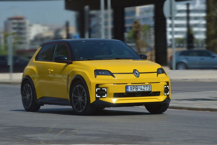 Δοκιμάζουμε το αδιανόητα χαριτωμένο και εξαιρετικά “εκτελεσμένο” νέο Renault 5 E-Tech με τους 150 ίππους