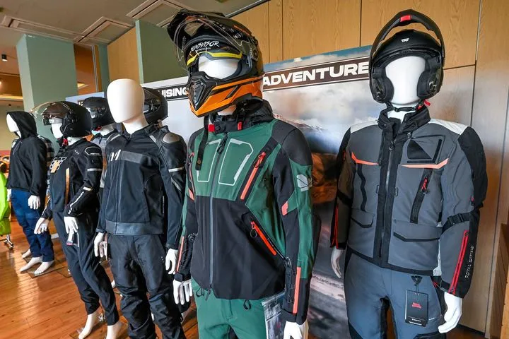 Στην ελληνική αγορά ο νέος εξοπλισμός αναβάτη και τα είδη lifestyle της Royal Enfield