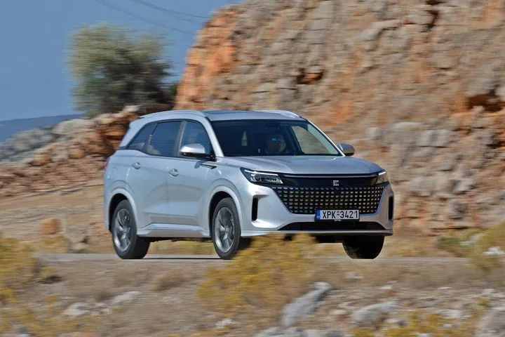 Δοκιμή του DFSK E5 plug in υβριδικού SUV με τις 7 θέσεις και την αχτύπητη τιμή